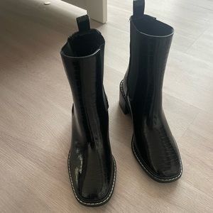Brand new, never worn River Island wide fit patent heeled Chelsea boot in black